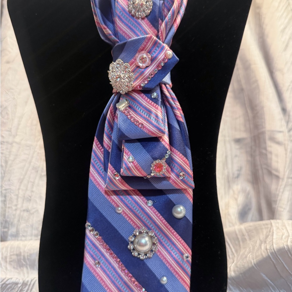 Elegant Striped Brooch-Embellished tie necklace. - Picture 4 of 6